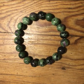 Zoisit med rubin A armbnd 10mm, kugle