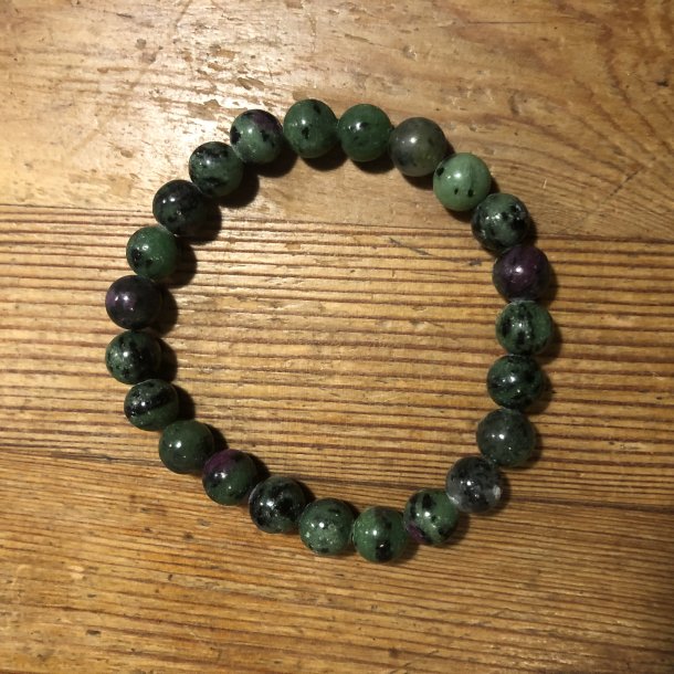 Zoisit med rubin A armbnd 8mm, kugle