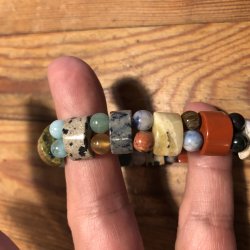 Armbnd med blandede sten formet som badebro