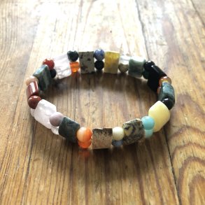 Armbnd med blandede sten formet som badebro