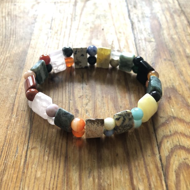 Armbnd med blandede sten formet som badebro