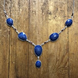 Halskde i sterlingslv med facetslebet lapis lazuli og granat