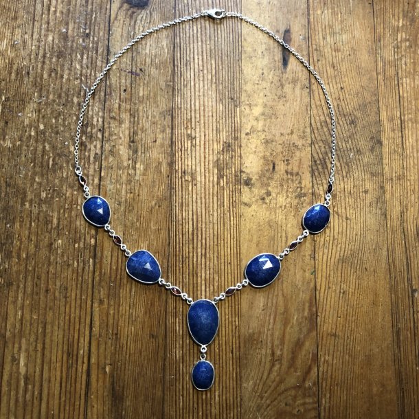 Halskde i sterlingslv med facetslebet lapis lazuli og granat