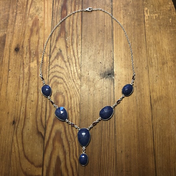 Halskde i sterlingslv med facetslebet lapis lazuli og granat
