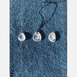 Poleret bjergkrystal vedh�ng p� 30-40mm