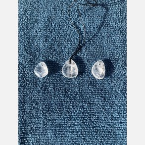 Poleret bjergkrystal vedh�ng p� 30-40mm