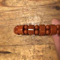 Jaspis rd armbnd formet som badebro