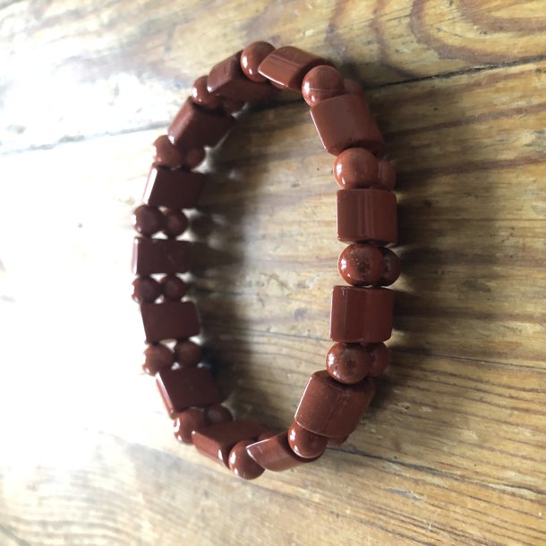 Jaspis rd armbnd formet som badebro