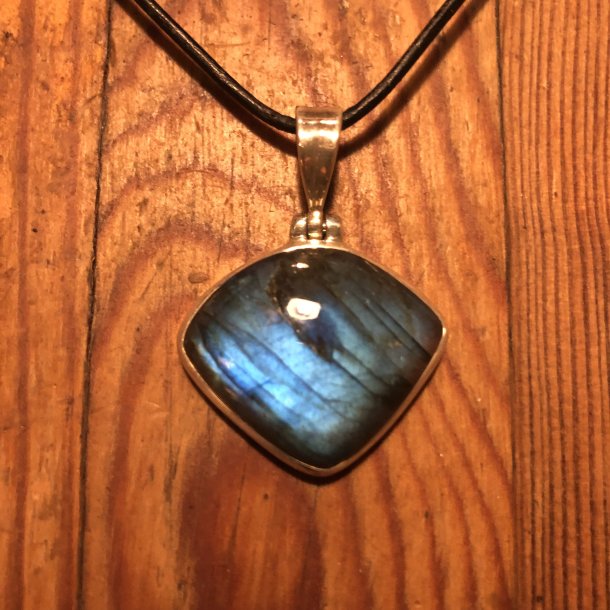 Vedhng i sterlingslv med med superflot bl labradorit