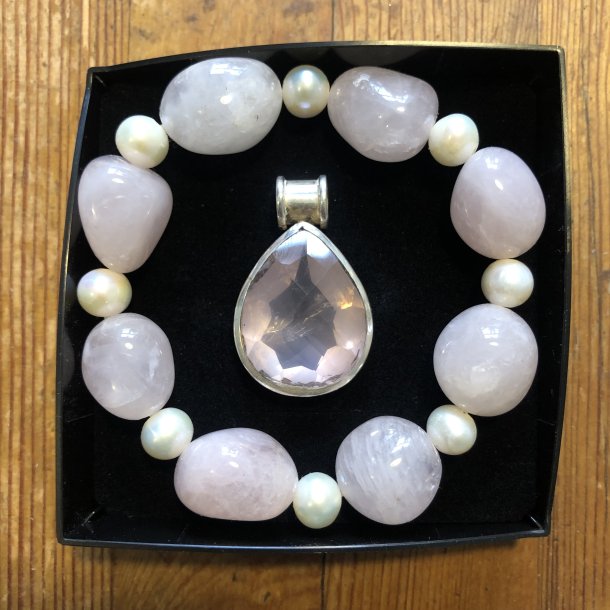 Vedhng i sterlingslv med facetslebet rosakvarts og rosakvarts armbnd med perler
