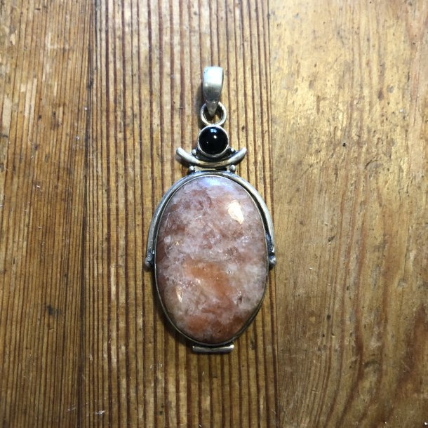 Vedhng i sterlingslv med solsten og granat