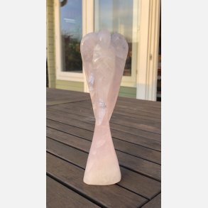 Engel i rosakvarts p� 19 x 6 cm