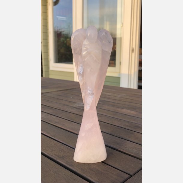 Engel i rosakvarts p� 19 x 6 cm